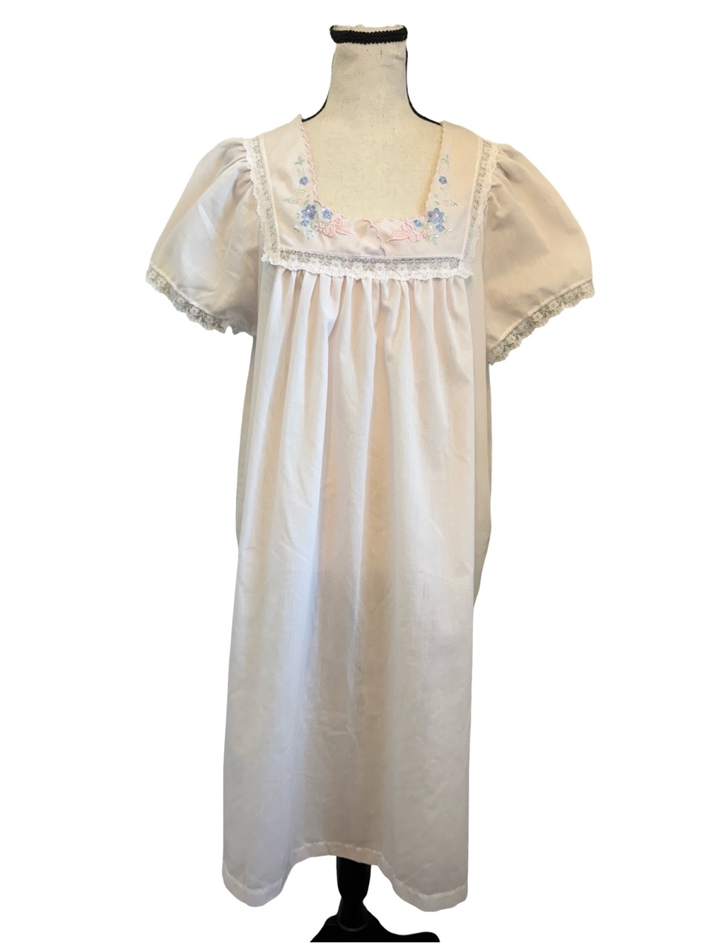 Carole Vintage White Nightgown Medium Embroidered Lace Puff Sleeve Cottagecore